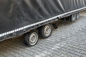 Die gar nicht vorhandenen beziehungsweise sehr mangelhaften Reifen des Anhängers.