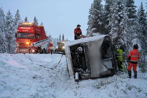 Der Bus kippte in der Nähe von Vilhelmina im Norden von Schweden von einer Schnellstraße.