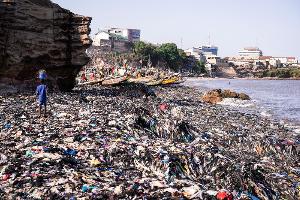Ein Sandstrand, dessen Sand gar nicht mehr zu sehen ist: Massen an Klamotten vermüllen diesen Küstenabschnitt von Accra. 