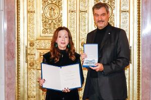 Markus Söder ehrt Vicky Leandros mit Bayerischem Verdienstorden