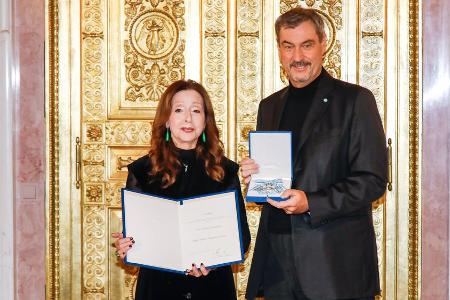 Markus Söder ehrt Vicky Leandros mit Bayerischem Verdienstorden