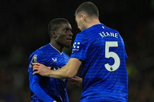 Nach Ohrfeige gegen Teamkollegen: Evertons Gueye sieht Rot