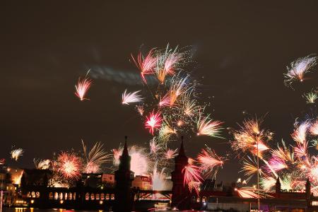 Feuerwerk an Silvester wie hier in Berlin ist beliebt in Deutschland - trotz aller Debatten um Umweltschäden (Archivbild)