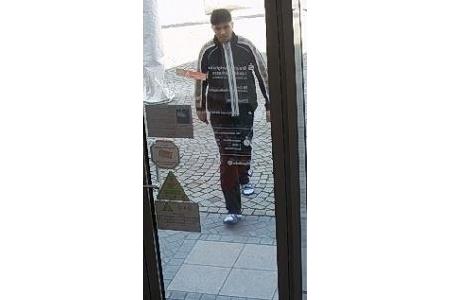 Öffentlichkeitsfahndung nach dem abgebildeten Mann