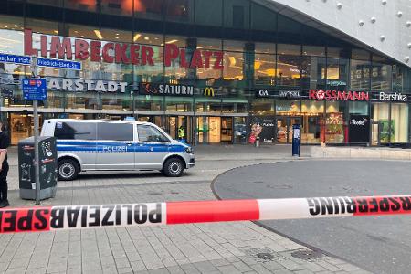 Nach der Räumung des Essener Einkaufszentrums mussten viele Kunden stundenlang warten, bis sie zu ihren Autos durften. (Archivbild) 