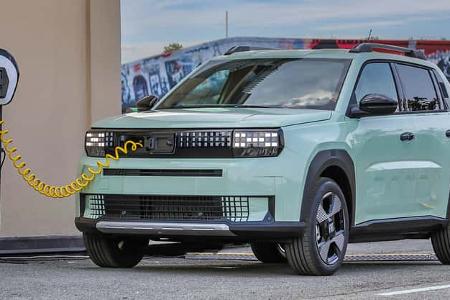 08/2024 Fiat Grande Panda Elektroauto Ladekabel