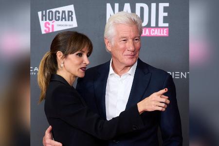 Lässig auf rotem Teppich: Richard Gere und Alejandra Silva in Madrid