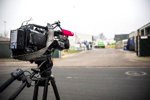 An unbekannter Stelle auf dem Gelände eines Entsorgungsbetriebes ist ein toter Säugling im Müll gefunden worden.