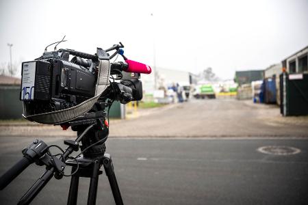 An unbekannter Stelle auf dem Gelände eines Entsorgungsbetriebes ist ein toter Säugling im Müll gefunden worden.