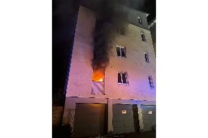 Beim Eintreffen der ersten Kräfte der Feuerwehr Mettmann schlagen Flammen aus einem Fenster im ersten Obergeschoss.