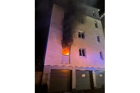 Beim Eintreffen der ersten Kräfte der Feuerwehr Mettmann schlagen Flammen aus einem Fenster im ersten Obergeschoss.