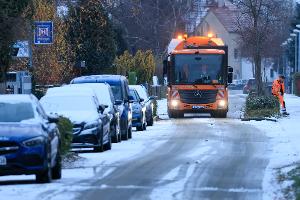In Ostdeutschland kommt es am Mittwoch weiterhin in einigen Regionen zu Schnee, Frost und Glätte. 