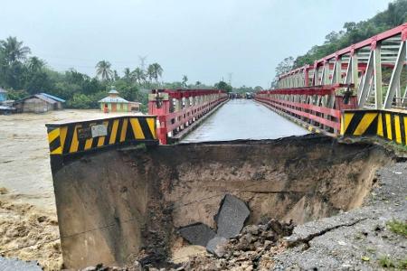 Auf Sumatra wurden Brücken durch die Wucht der Wassermassen schwer beschädigt.