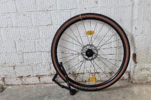 einzelnes Rad mit Schloss