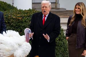 Mit Melania: Donald Trump begnadigt Truthähne im Weißen Haus