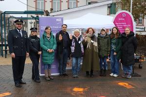 Internationaler Tag gegen Gewalt an Frauen und Mädchen/Aktion "Ein Schuhabdruck - ein Femizid" auf dem Marktplatz Groß-Gerau (Foto: Kreis Groß-Gerau/Pressestelle).
