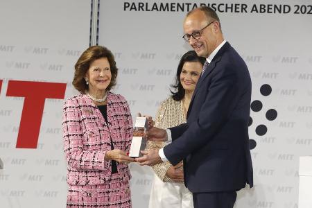 Königin Silvia mit Sonderpreis für soziales Engagement geehrt