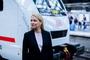 Zu Weihnachten wird "alles rollen, was rollen kann", sagt Bahn-Chefin Evelyn Palla mit Blick auf den Einsatz aller verfügbaren Züge.