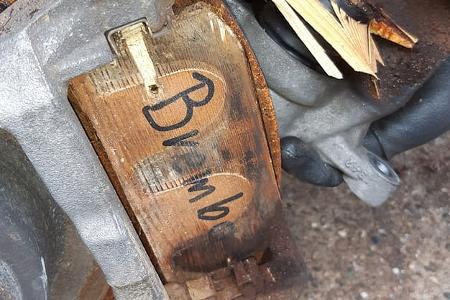 Holzbremsklötze an einem Mercedes GLE 400.