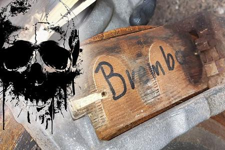 Holzbremsklötze an einem Mercedes GLE 400.