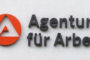 Kurz vor Veröffentlichung der Arbeitsmarktdaten am Freitag gibt es unterschiedliche Prognosen für die Beschäftigung. (Archivbild)