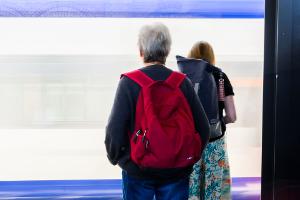 Viele Menschen sind auch im Rentenalter noch aktiv auf dem Arbeitsmarkt. (Symbolbild)