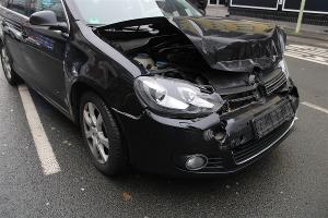 Eine 41 Jahre alte Autofahrerin verursachte am Dienstagnachmittag (25.11.2025) einen Auffahrunfall. Sie stieß mit ihrem VW Golf gegen einen BMW.