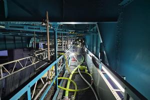 Vorgehen unter der Brücke in engen Verhältnissen