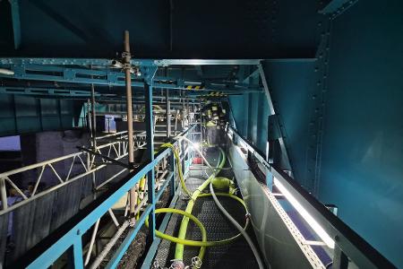 Vorgehen unter der Brücke in engen Verhältnissen