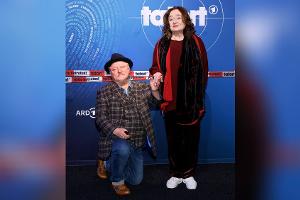 "Tatort"-Abschied: Axel Prahl kniet vor Mechthild Großmann