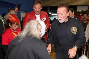 Arnold Schwarzenegger verteilt Truthähne mit Ralf Moeller