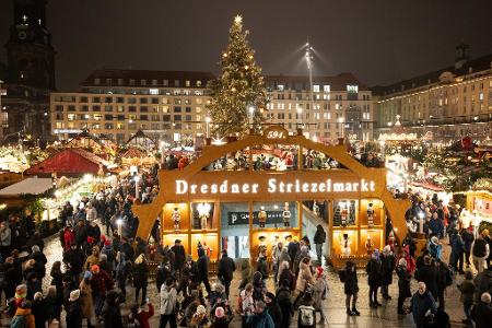 Hell erleuchtet ist ein überdimensionaler Schwibbogen auf dem 591. Dresdner Striezelmarkt zur Eröffnung.