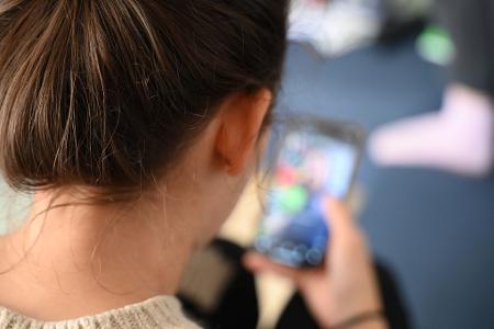 Das EU-Parlament stimmte mit deutlicher Mehrheit für die Forderung nach einem Mindestalter für soziale Medien. (Symbolbild) 