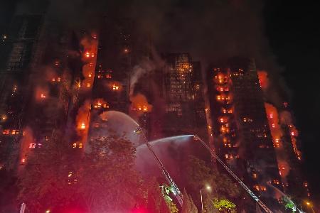 Auch ein Feuerwehrmann verlor bei dem Einsatz sein Leben. 