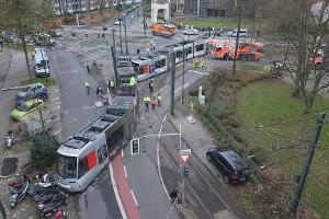 Die Straßenbahn wurde in der Mitte auseinandergerissen.