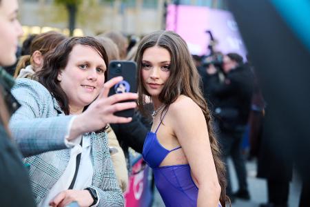 Harriet Herbig-Matten macht in Berlin Selfies mit Fans.