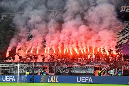 Frankfurts Fans zünden Pyrotechnik.