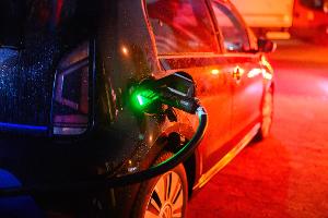 Nach der Streichung der Elektroauto-Kaufprämie Ende 2023 brachen die Verkaufszahlen von Elektrofahrzeugen an private Autofahrer ein; diese Phase ist laut HUK Coburg beendet. (Symbolbild)