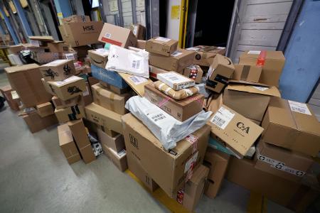Verbraucher können Retouren in Postshops abgeben.