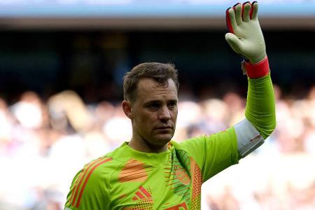 TOR: Manuel Neuer - Note: 4,5 - Wurde vor dem 0:1 hart im Fünfmeterraum angegangen und griff dadurch am Ball vorbei. Strahlte insgesamt bei den Arsenal-Ecke nie wirklich Sicherheit aus. Besiegelte mit seinem großen Patzer vor dem 1:3 dann die Bayern-Niederlage. Seine Glanztaten gegen Saka, Mosquera und Rice änderten letztlich nur etwas an der Höhe der Pleite.