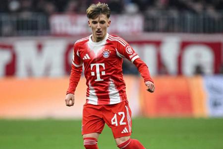 Lennart Karl (bis 82.) - Note: 2,0 - Bekam nach starken Leistungen in der Bundesliga seine Bewährungschance auf der ganz großen Bühne. Wirkte kein Stück nervös und meldete sich über clevere Aktionen auf engem Raum direkt im Spiel an. Traf dann mit seiner ersten Chance sofort zum Ausgleich. Selbst in der schwierigen zweiten Halbzeit ein Lichtblick in der abgemeldeten Bayern-Offensive.