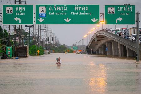 Straßen in Südthailand stehen teils meterhoch unter Wasser