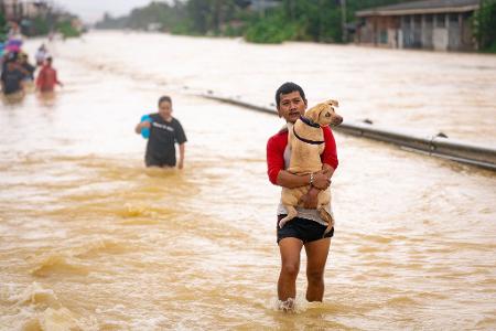 Hunderttausende sind in Südthailand auf der Flucht vor dem Hochwasser.