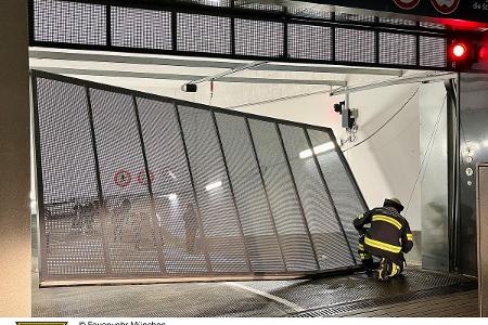 Ein Feuerwehrmann vor dem beschädigten Tor.