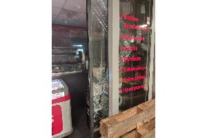 Beschädigte DB Kiosk-Eingangstür in der S-Bahn Station Reeperbahn-
Foto-Quelle: Bundespolizeiinspektion Hamburg