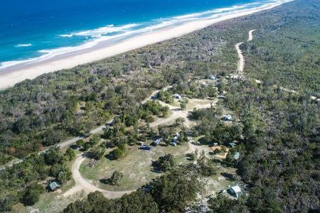 Der Strand liegt abgelegen, ist aber bei Badegästen sehr beliebt.