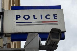 Ein Stalker, der sich in Frankreich unter dem Bett seiner Ex-Frau versteckte, wurde in einem beschleunigten Verfahren verurteilt. (Symbolbild)