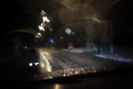 Regen auf kalten Boden verursacht der DWD-Vorhersage zufolge Glatteis im Südosten. (Archivbild) 