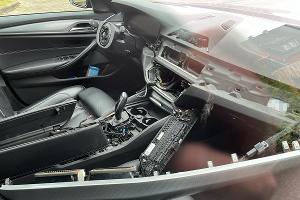 Lenkrad und Infotainmentsystem aus BMW ausgebaut