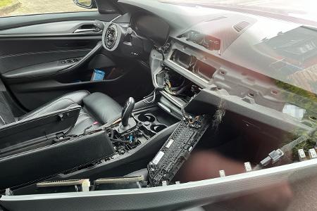 Lenkrad und Infotainmentsystem aus BMW ausgebaut